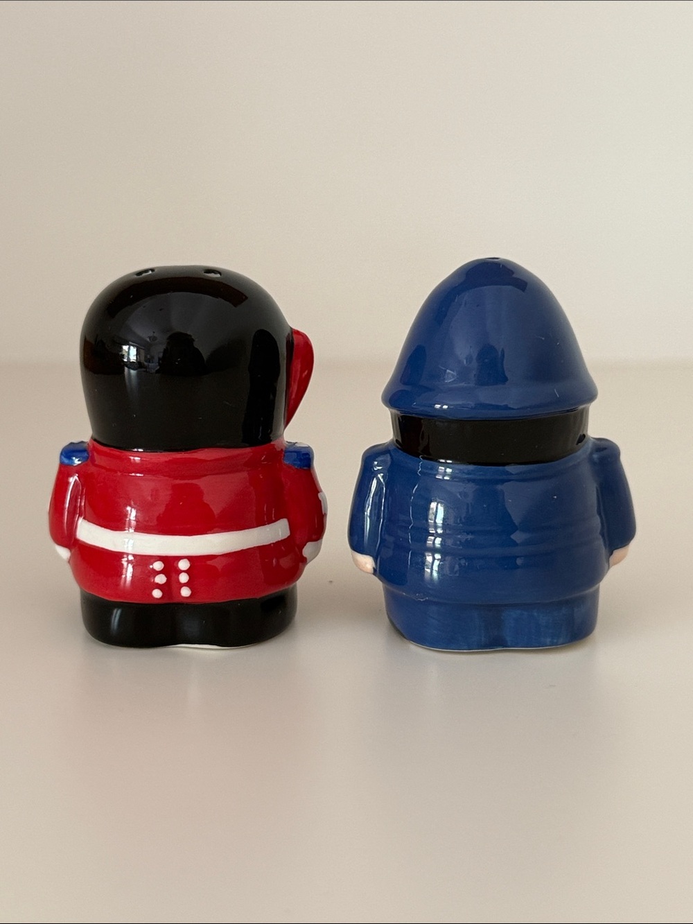 London Buckingham Palace Guard and Bobby Salt and Pepper Shakers - Picture 3 of 9